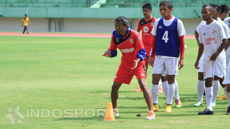 Dino Sefrianto Memimpin Latihan Semen Padang FC. Copyright: &copy; Taufik Hidayat/INDOSPORT